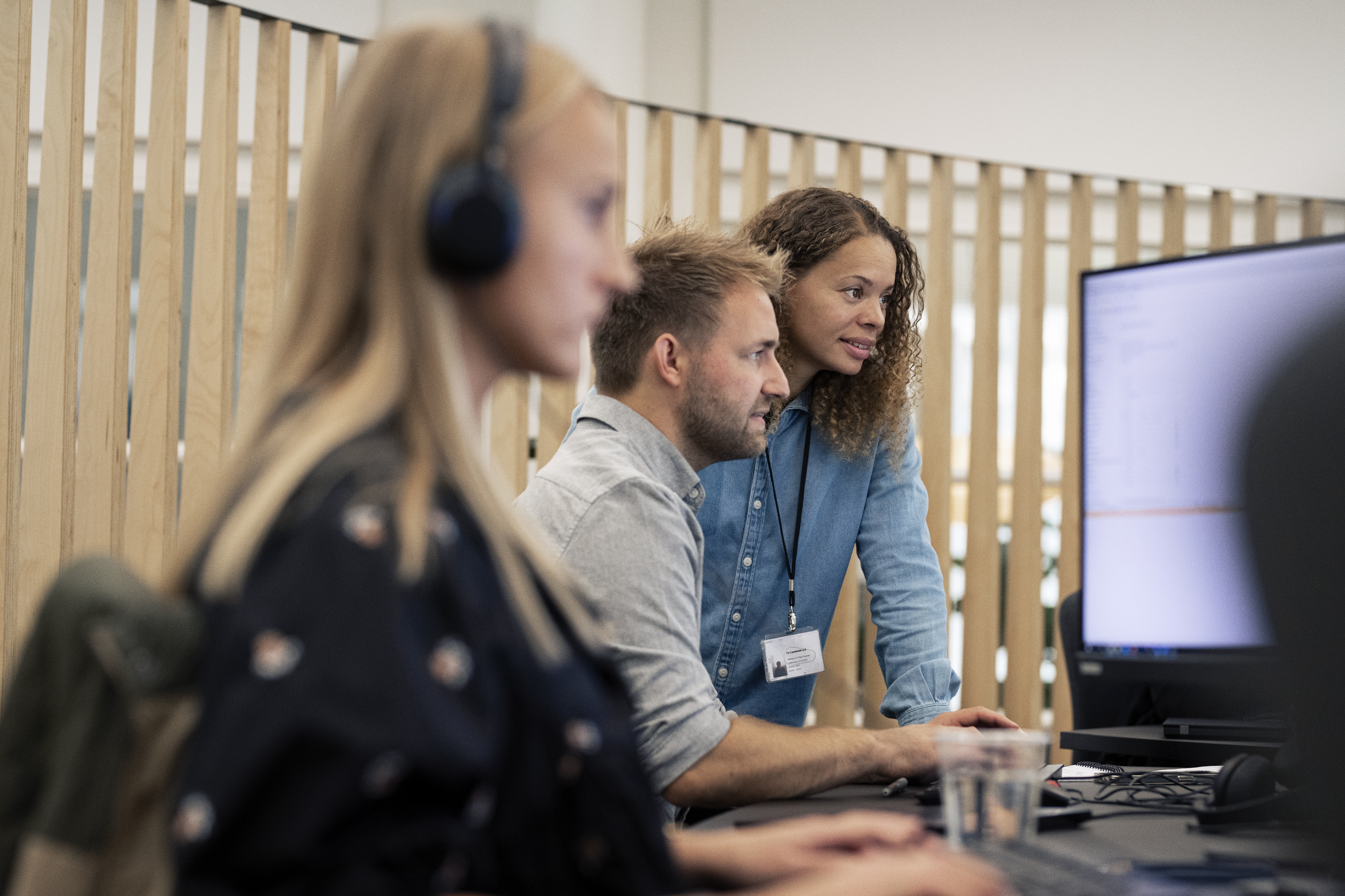 Foto af TV 2 medarbejdere på arbejdspladsen