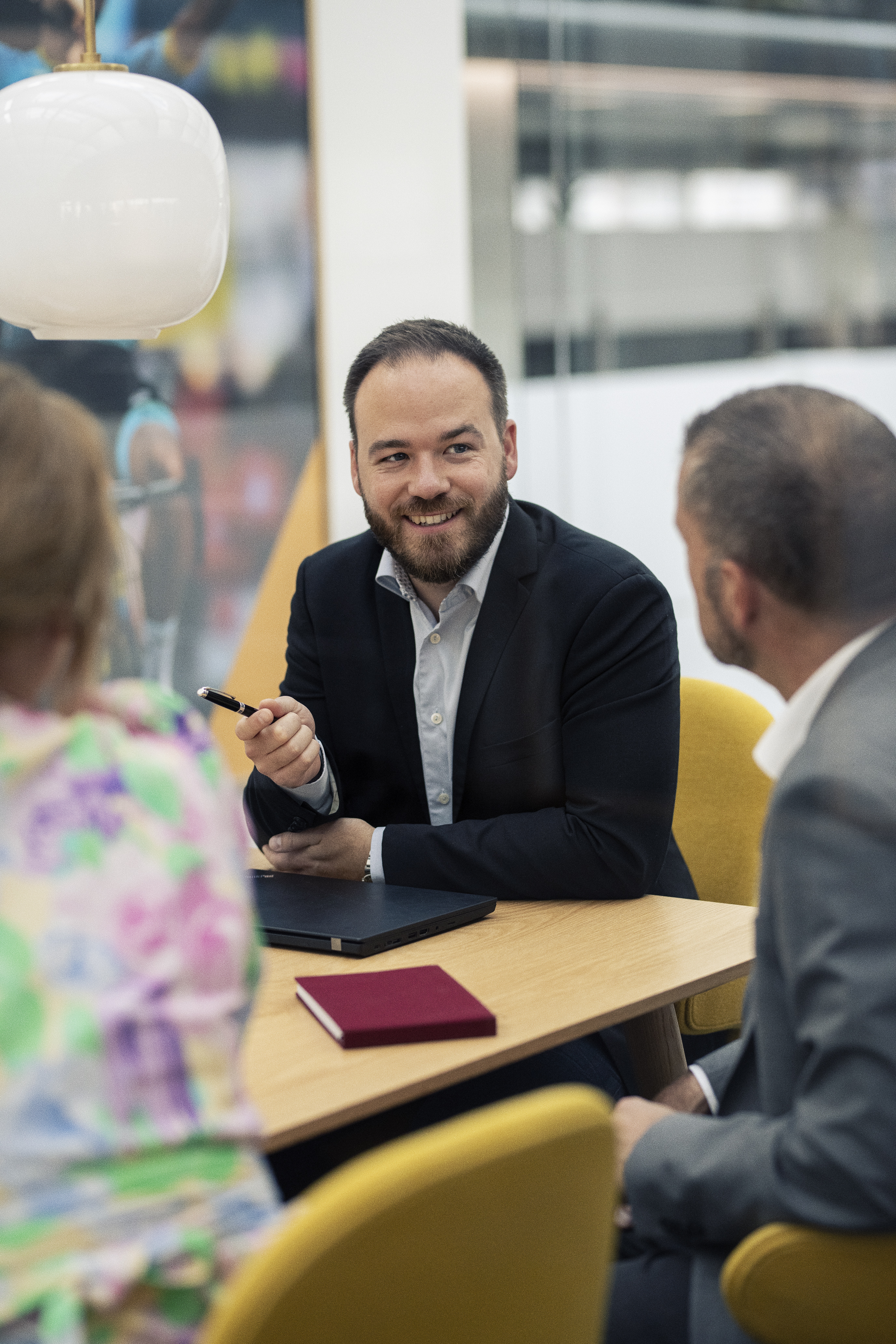 Foto af TV 2 medarbejder på arbejdspladsen