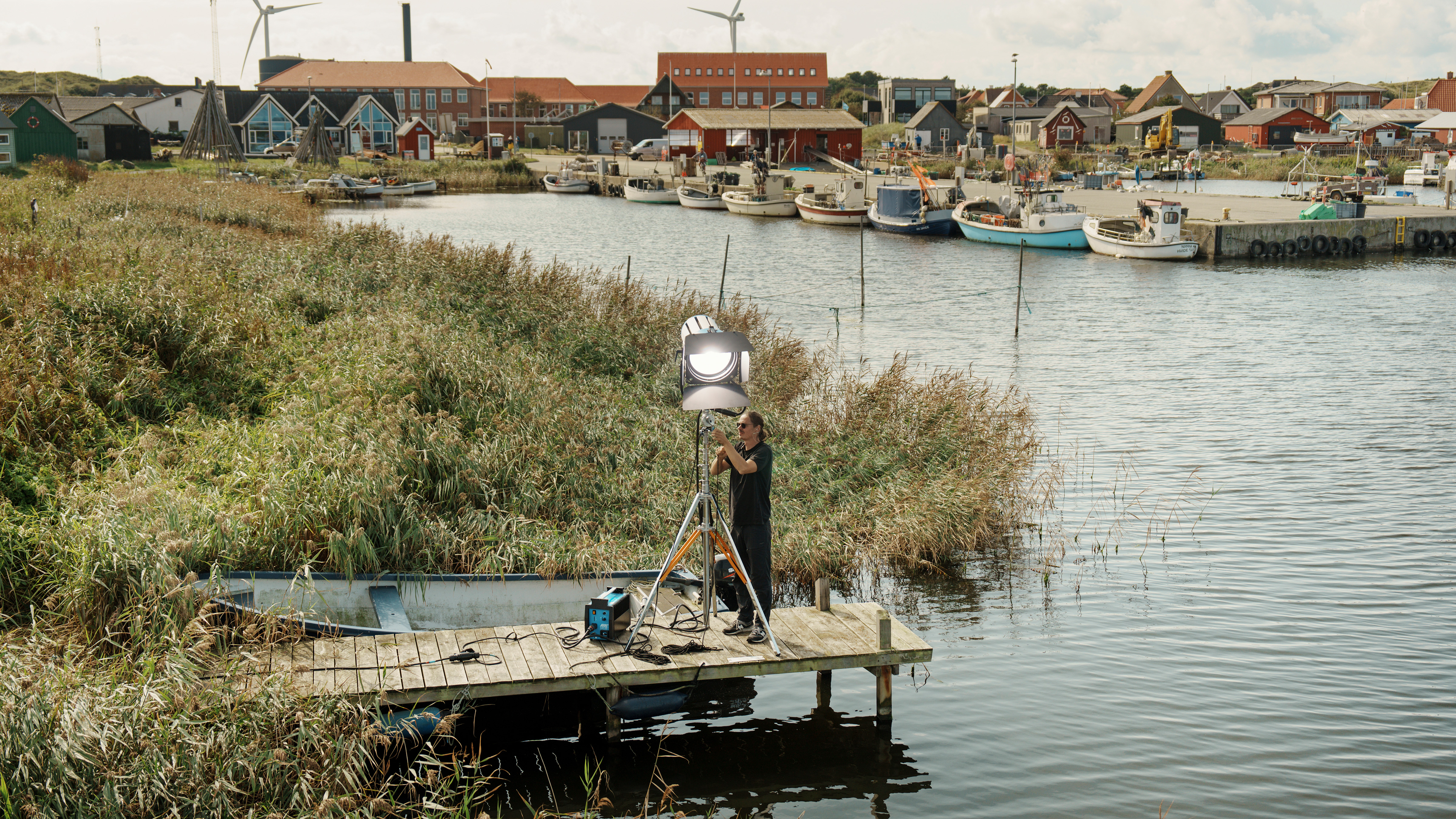 Lystekniker sætter lys op i forbindelse med optagelserne til tv-serien 'Hvide sande'.