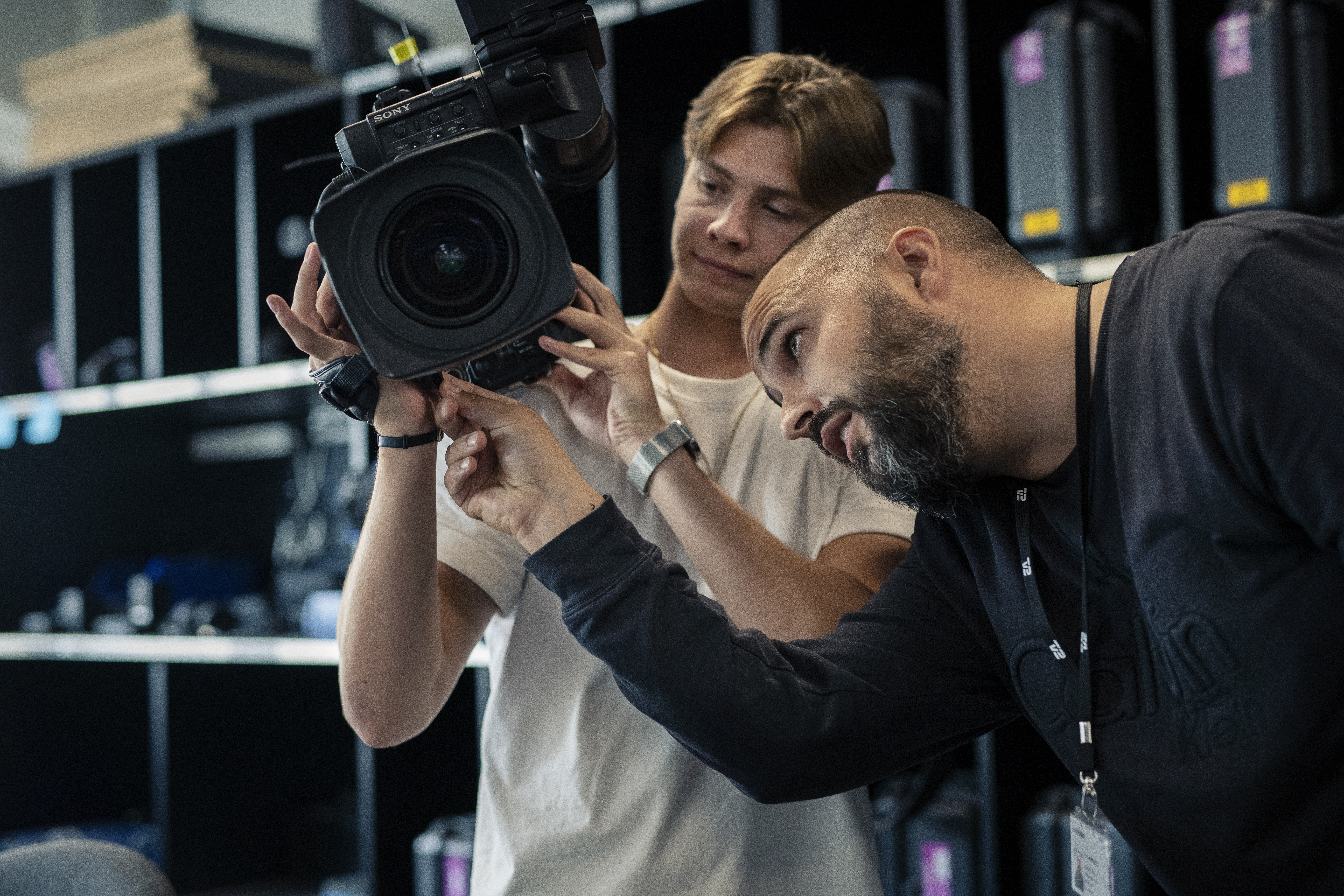 Foto af TV 2 medarbejdere på arbejdspladsen