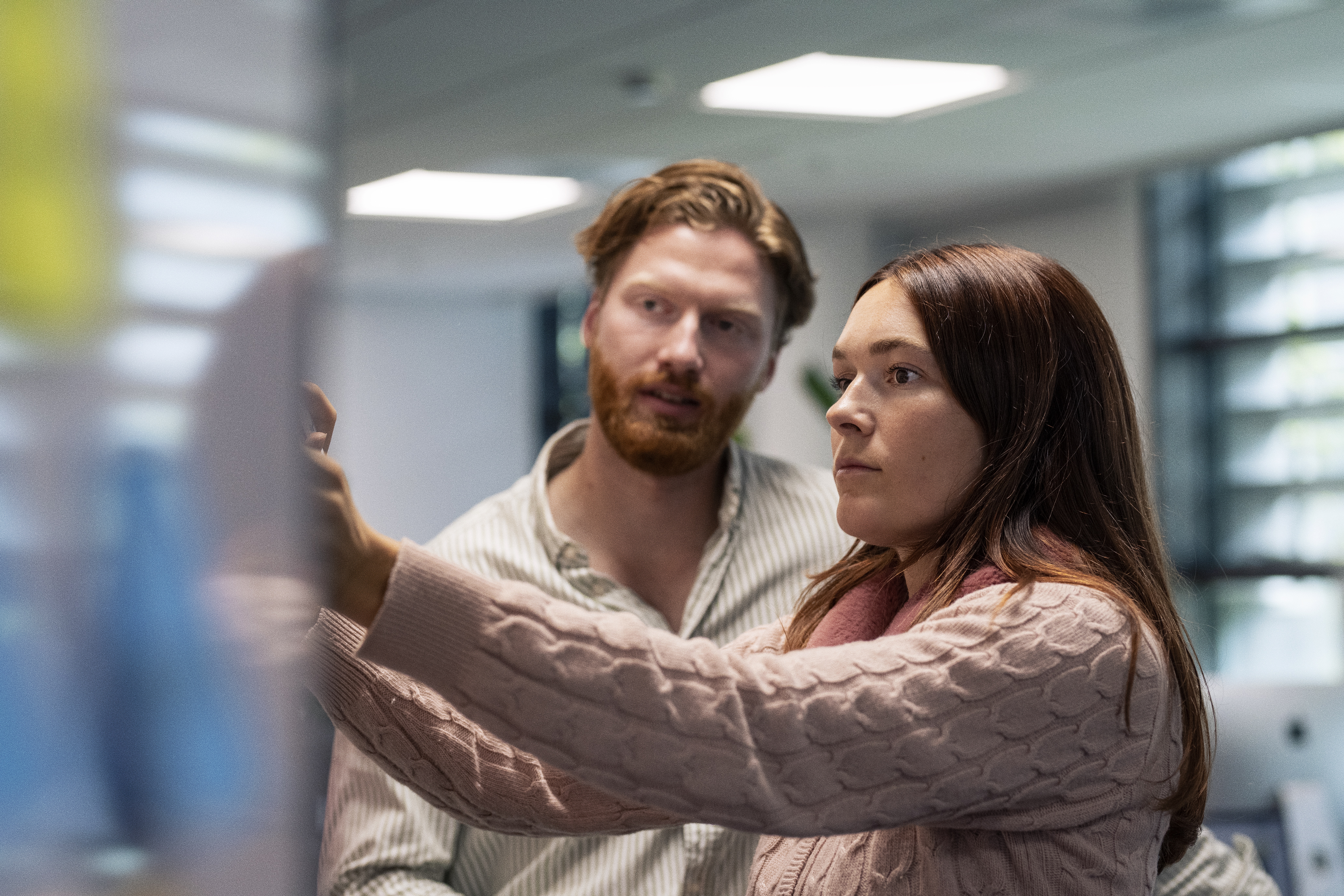 Foto af TV 2 medarbejdere på arbejdspladsen