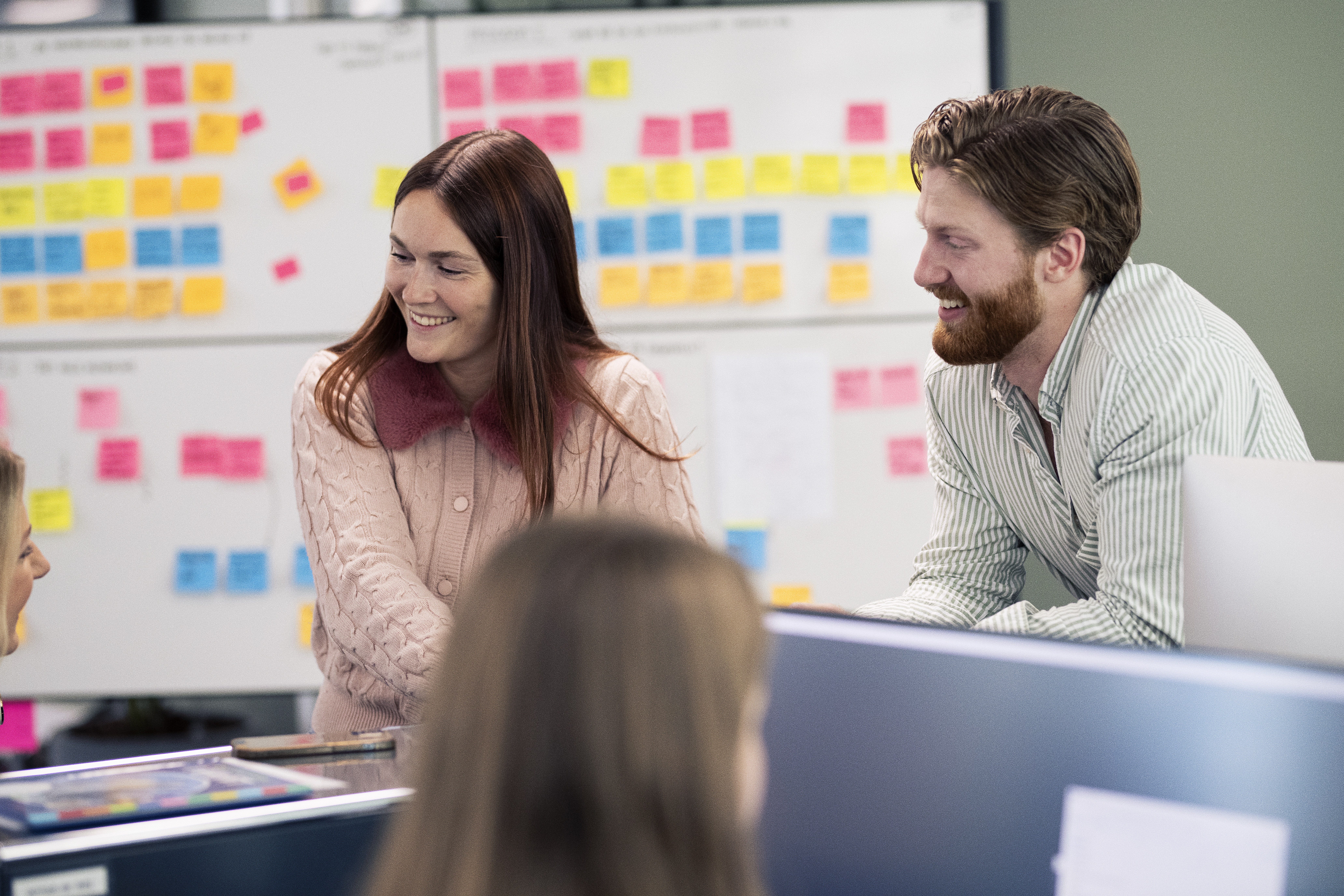Foto af TV 2 medarbejdere på arbejdspladsen